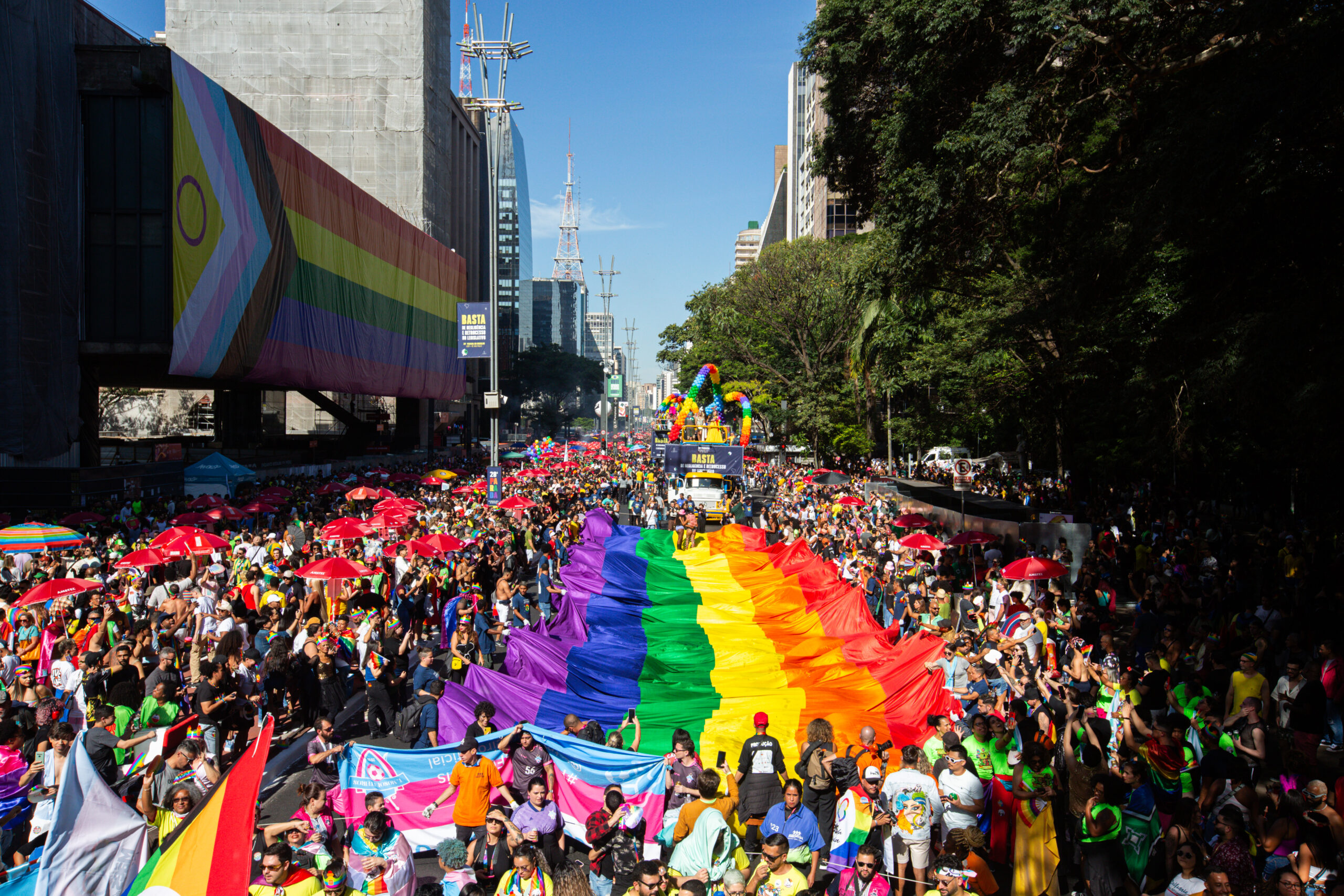 Parada LGBT – São Paulo (SP) – 02.06.2024 - 28ª Parada do Orgulho LGBT+ de São Paulo, com o tema Basta de Negligência e Retrocesso no Legislativo. - Vote consciente por direitos da população LGBT+. Desfile de trios elétricos pela Avenida Paulista. Foto: Jose Cordeiro/SPTuris